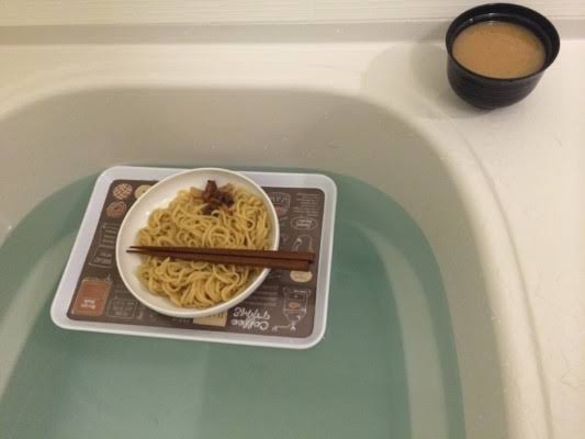 インスタ映え最高。プールに浮かべる朝食がオシャレと話題