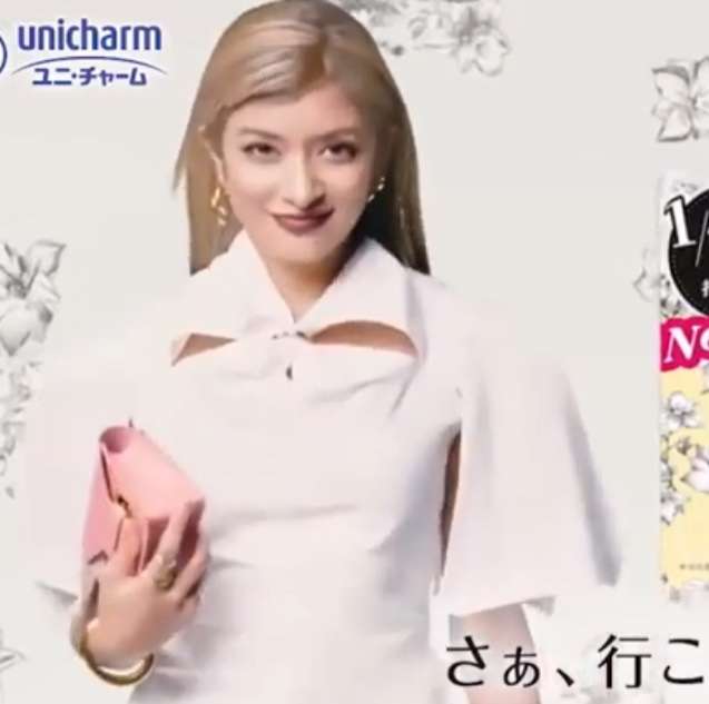 ローラ、ゴツめスニーカーに映える美脚 「筋肉やば!」と称賛の声殺到