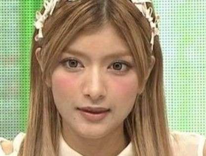 ローラ、ゴツめスニーカーに映える美脚 「筋肉やば!」と称賛の声殺到