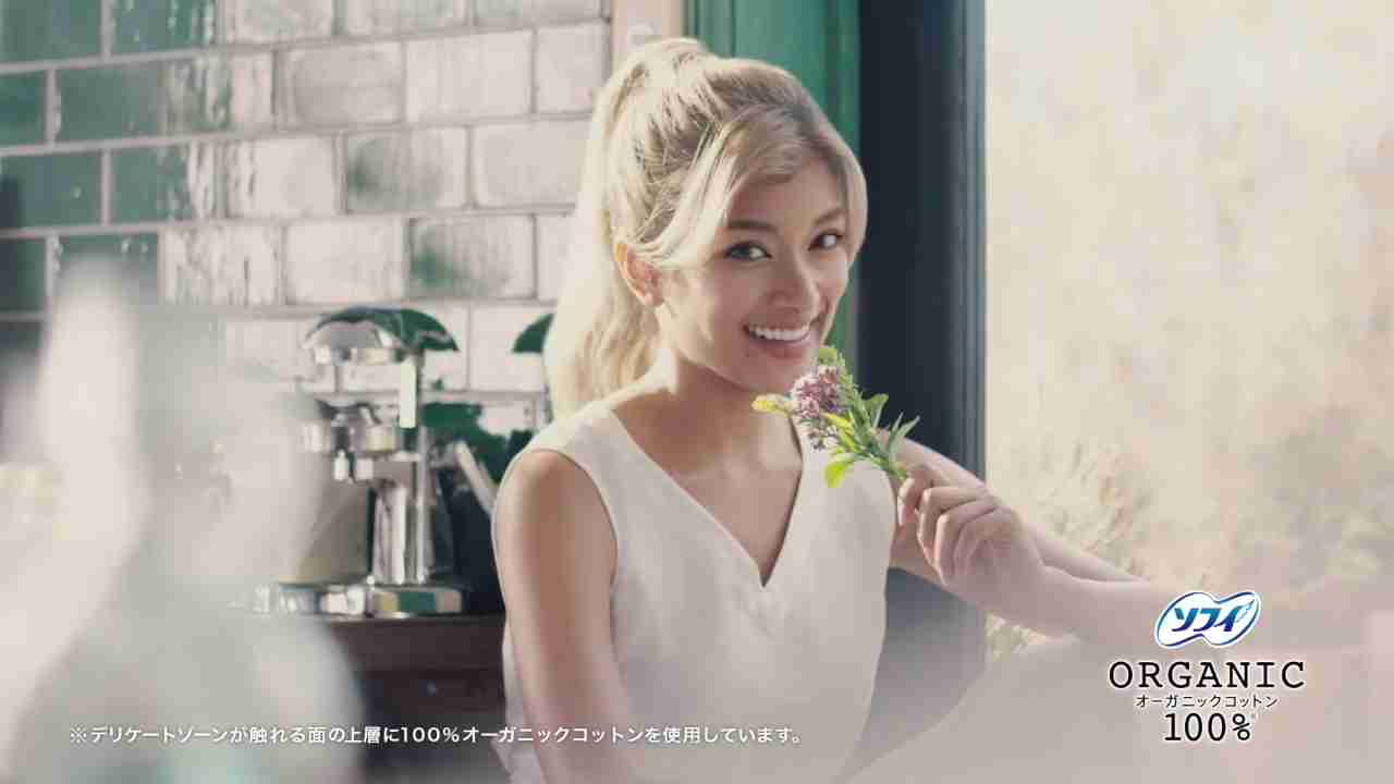 ローラ、ゴツめスニーカーに映える美脚 「筋肉やば!」と称賛の声殺到