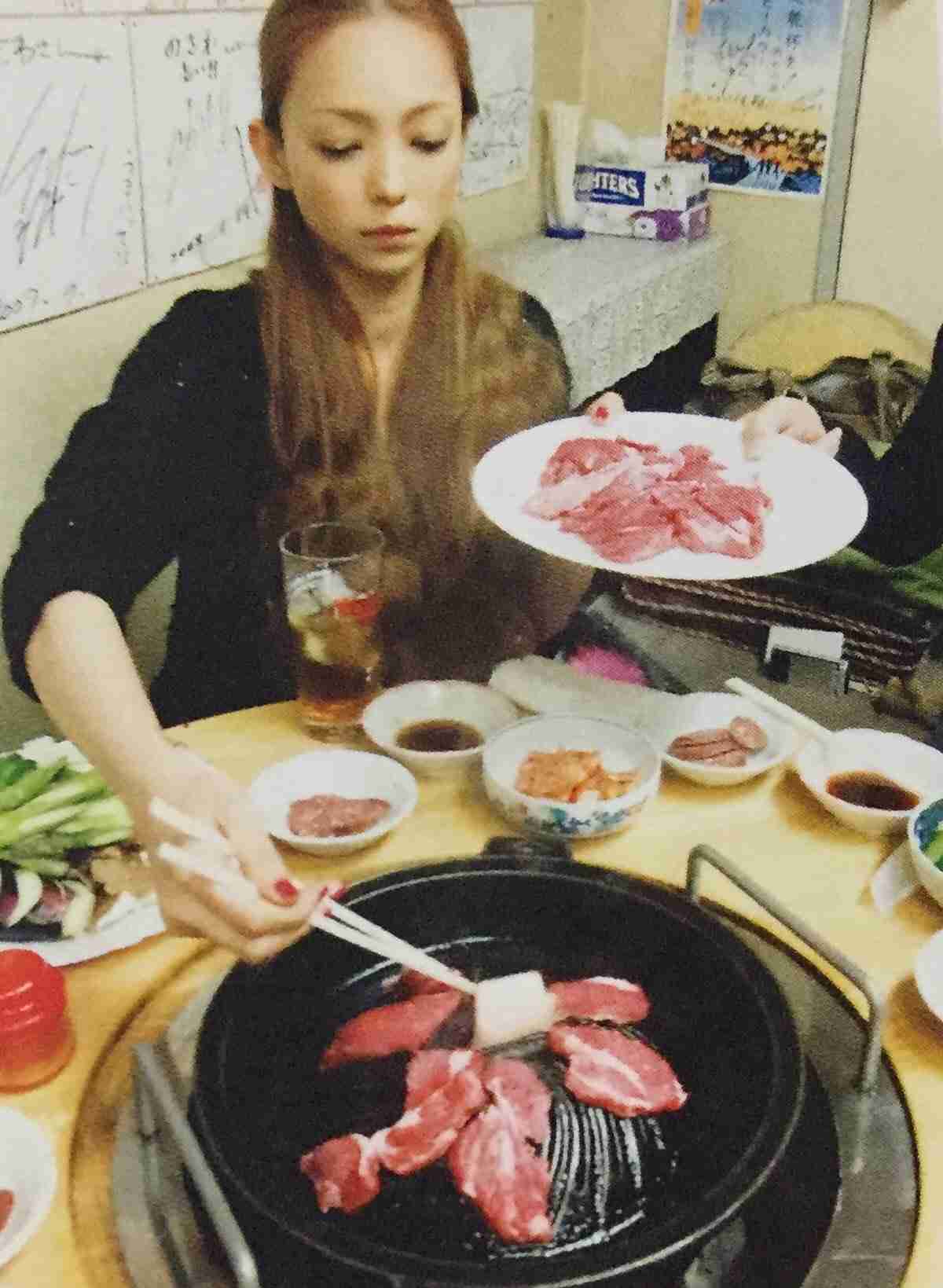 浜崎あゆみ 胸元が大胆露出した姿で焼肉に厳しい声 こんなに肌を見せる理由は ガールズちゃんねる Girls Channel