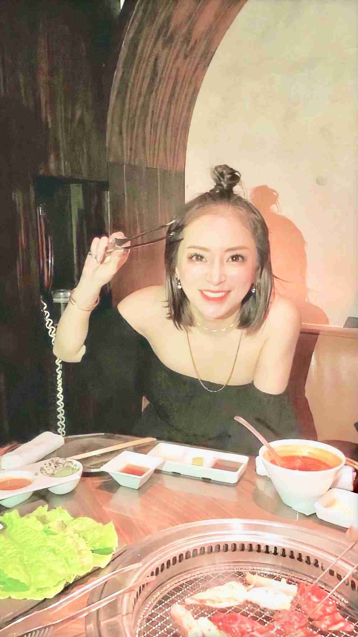 浜崎あゆみ 胸元が大胆露出した姿で焼肉に厳しい声 こんなに肌を見せる理由は ガールズちゃんねる Girls Channel