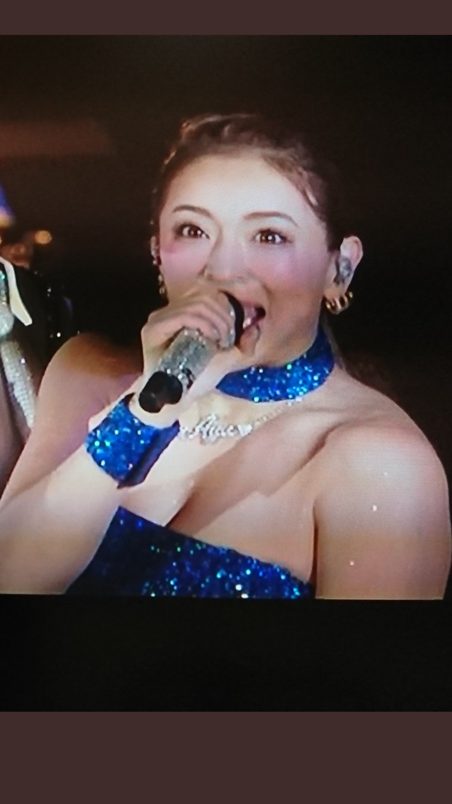 浜崎あゆみ 胸元が大胆露出した姿で焼肉に厳しい声 こんなに肌を見せる理由は ガールズちゃんねる Girls Channel