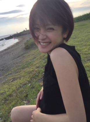 安達祐実「ガルアワ」登場で歓声飛び交う 肩出しスタイルで美肌披露