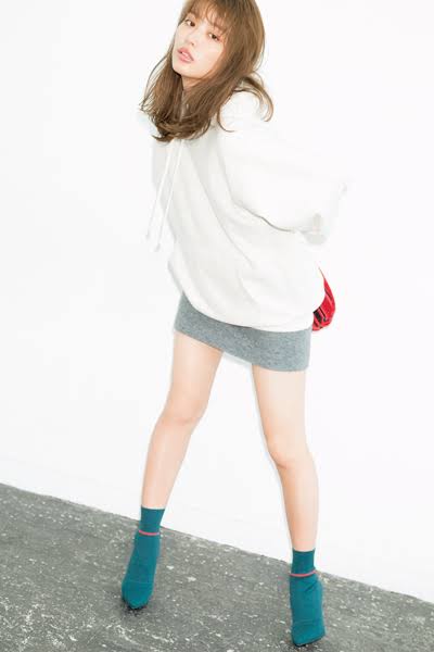 普段着っぽくならないパーカーの着方