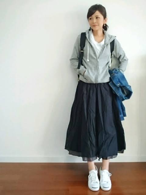 普段着っぽくならないパーカーの着方