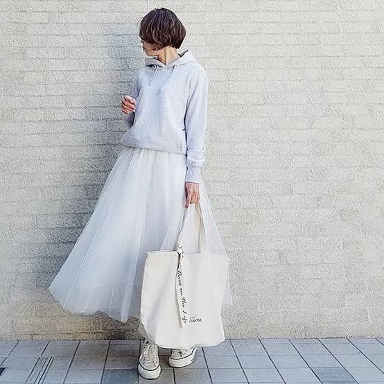 普段着っぽくならないパーカーの着方