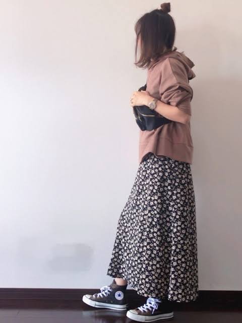 普段着っぽくならないパーカーの着方