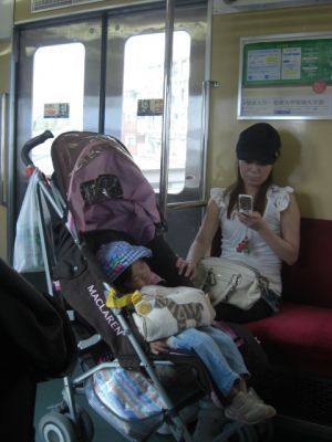 電車でスマホを見てたら、中年女性が急に腕を掴んできた。そして…！