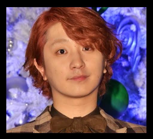眉と目が離れている方