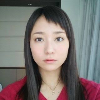 眉と目が離れている方