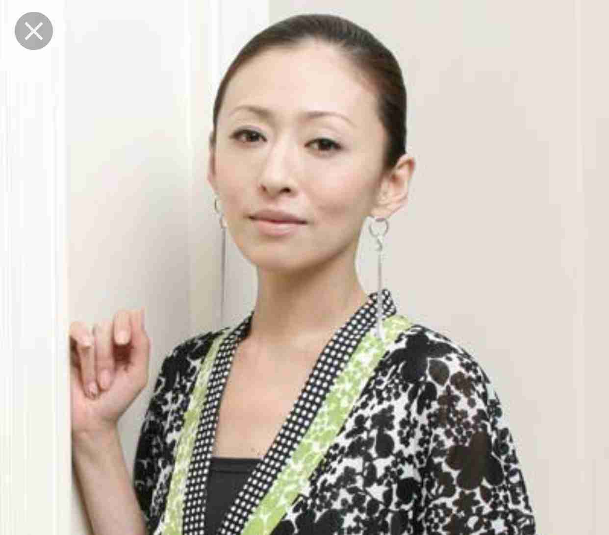 眉と目が離れている方