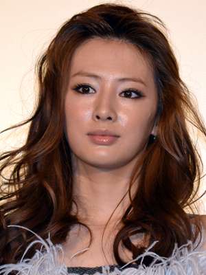 容姿の特徴を書くと、誰かがそれっぽい芸能人の画像を貼ってくれるトピ