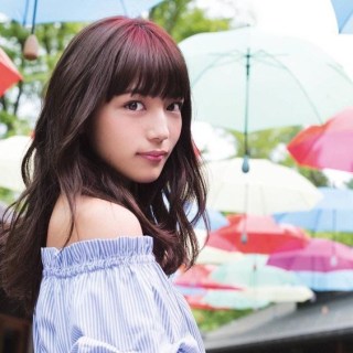 川口春奈、さくらんぼ狩りの姿に驚きの声「不審者感がスゴっ」「それでもオーラがある」