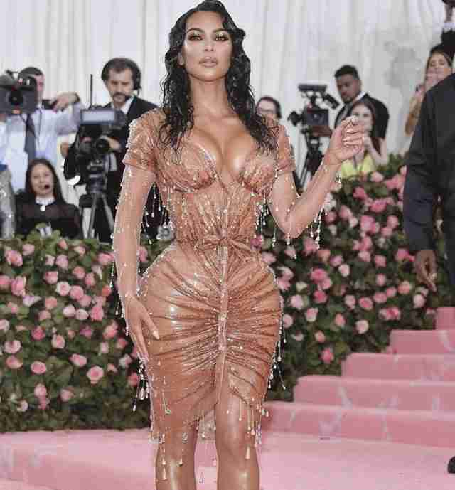 キム・カーダシアン「kimono」商標問題について、ブランド名を継続する姿勢を示す