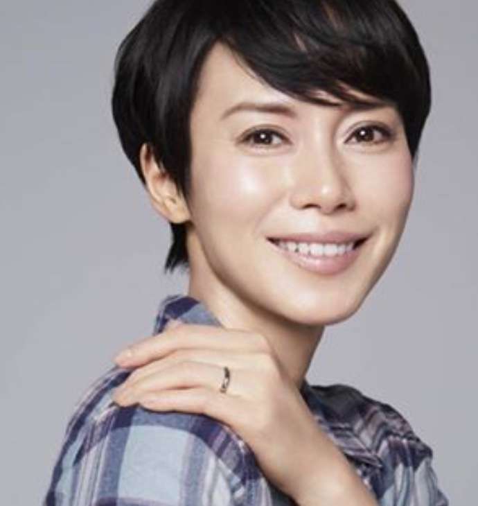 中谷美紀：金髪マッシュにイメチェン！　ケープ風ドレスで個性的に