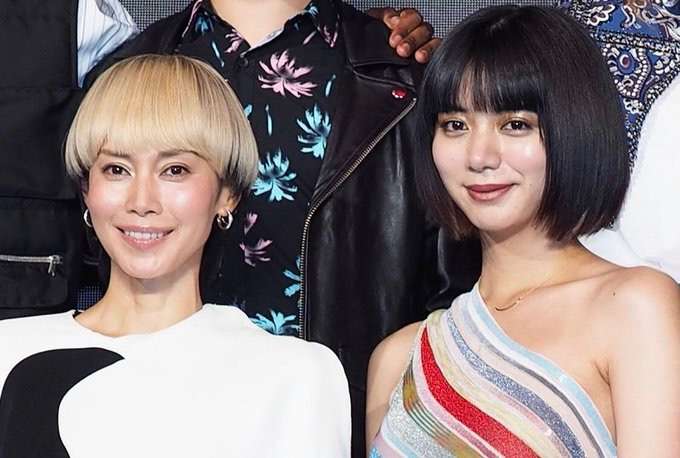 中谷美紀：金髪マッシュにイメチェン！　ケープ風ドレスで個性的に