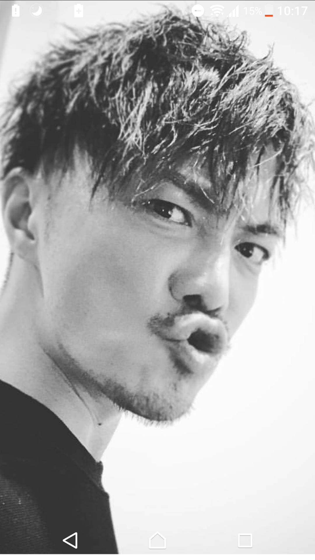 成宮寛貴、友人との待ち合わせ姿が絵になると話題に「眼福です」「カッコよすぎる」