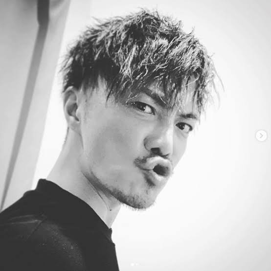 成宮寛貴、友人との待ち合わせ姿が絵になると話題に「眼福です」「カッコよすぎる」
