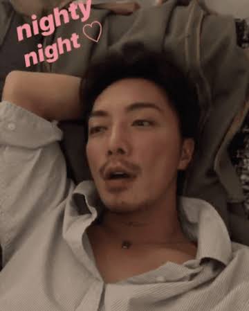成宮寛貴、友人との待ち合わせ姿が絵になると話題に「眼福です」「カッコよすぎる」