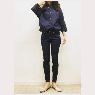ネイビーのトップスに青系のデニムはアリ?