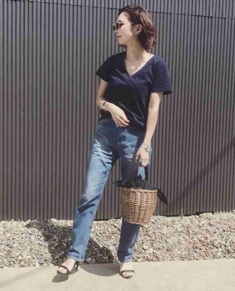 ネイビーのトップスに青系のデニムはアリ?