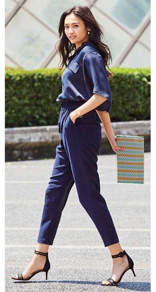 ネイビーのトップスに青系のデニムはアリ?