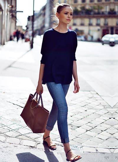 ネイビーのトップスに青系のデニムはアリ?