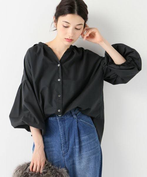 ネイビーのトップスに青系のデニムはアリ?