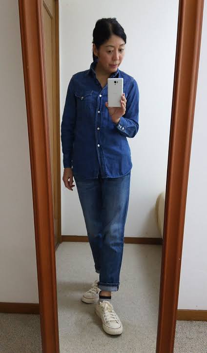 ネイビーのトップスに青系のデニムはアリ?