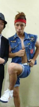 ネイビーのトップスに青系のデニムはアリ?