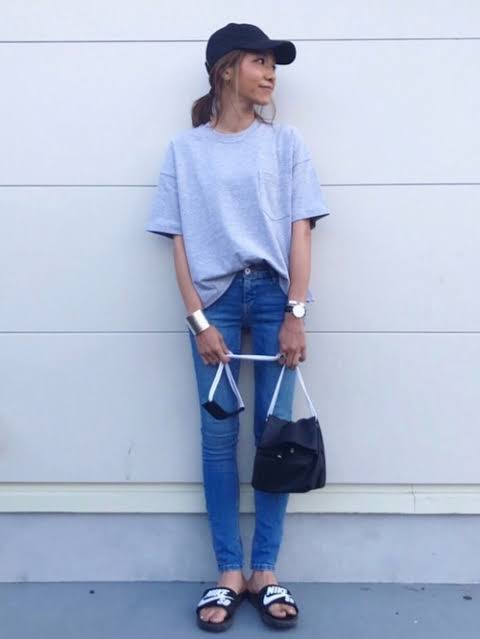 ネイビーのトップスに青系のデニムはアリ?