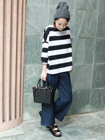 ネイビーのトップスに青系のデニムはアリ?