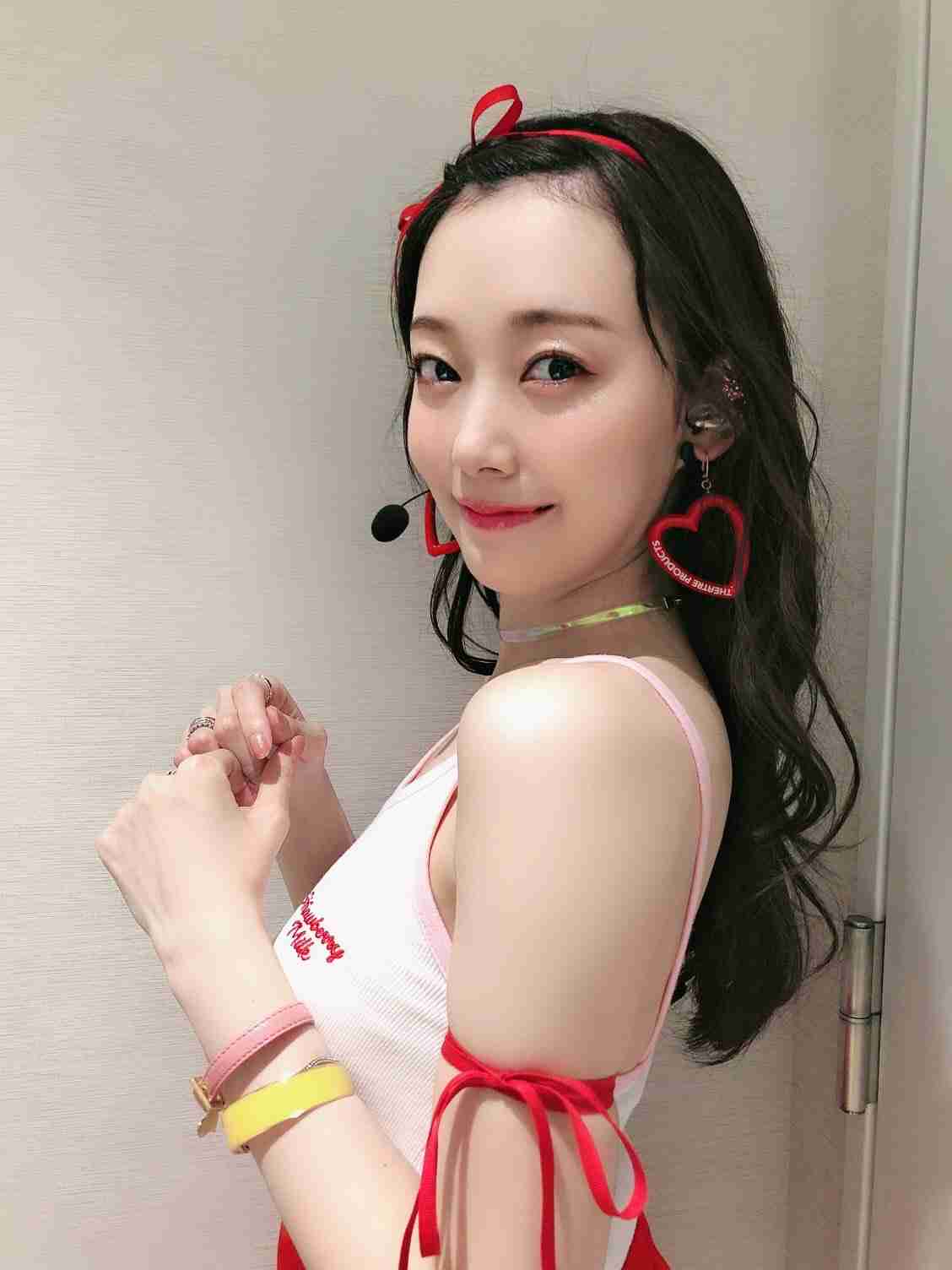渡辺美優紀、可愛さあふれるジャケット写真を披露し「世界一可愛い」「そのままお菓子のCM出れそう」の声