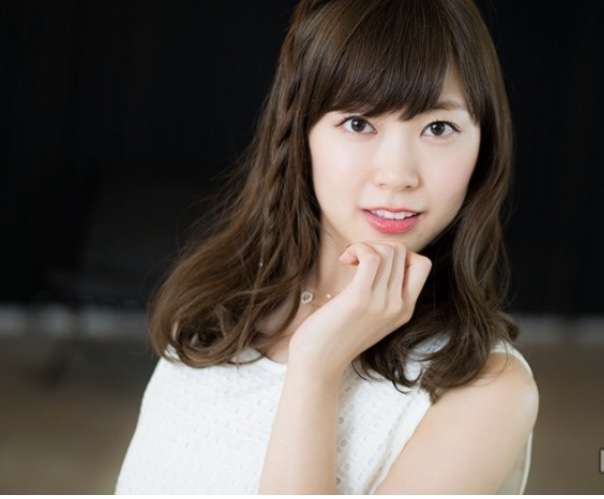渡辺美優紀、可愛さあふれるジャケット写真を披露し「世界一可愛い」「そのままお菓子のCM出れそう」の声