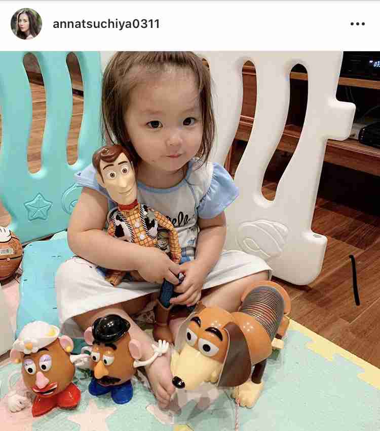 土屋アンナ、美形キッズ勢揃いの母の日投稿が話題に　「みんなかわいい…」