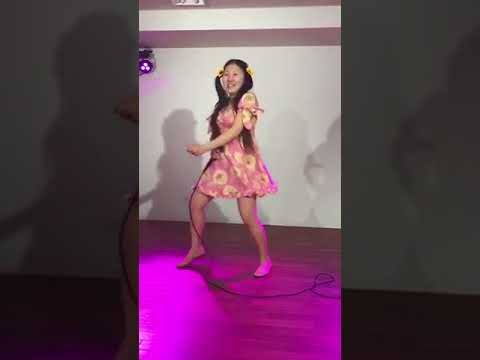 おばさんだけど可愛い服を着ている人