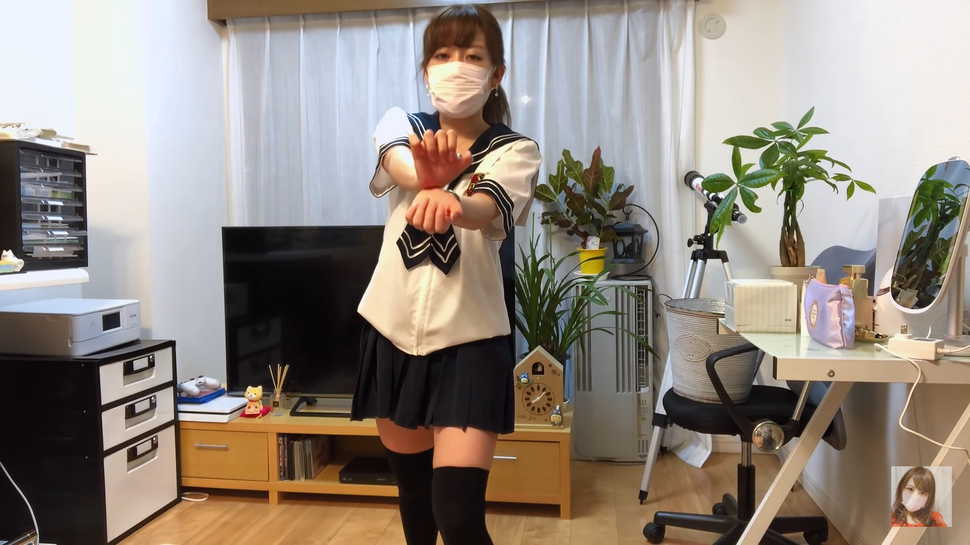 ユーチューバーの女、全裸わいせつ行為ライブ配信か