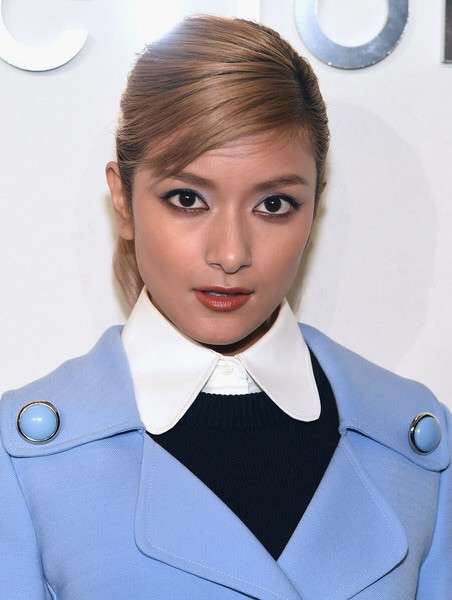 ローラ、黒ジャケットでまとめた姿が大反響「黒猫みたい」「猫ちゃんみたい」