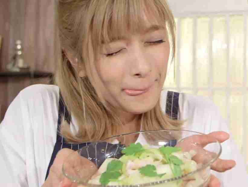 ローラ、黒ジャケットでまとめた姿が大反響「黒猫みたい」「猫ちゃんみたい」