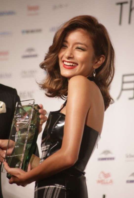 ローラ、黒ジャケットでまとめた姿が大反響「黒猫みたい」「猫ちゃんみたい」