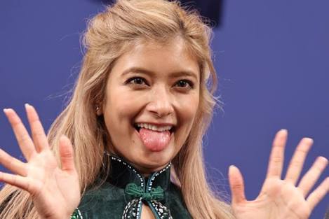 ローラ、黒ジャケットでまとめた姿が大反響「黒猫みたい」「猫ちゃんみたい」