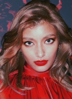ローラ、黒ジャケットでまとめた姿が大反響「黒猫みたい」「猫ちゃんみたい」