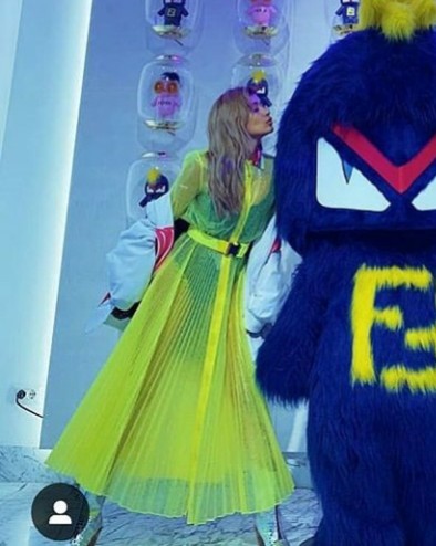ローラ、黒ジャケットでまとめた姿が大反響「黒猫みたい」「猫ちゃんみたい」