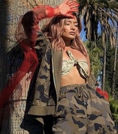 ローラ、黒ジャケットでまとめた姿が大反響「黒猫みたい」「猫ちゃんみたい」