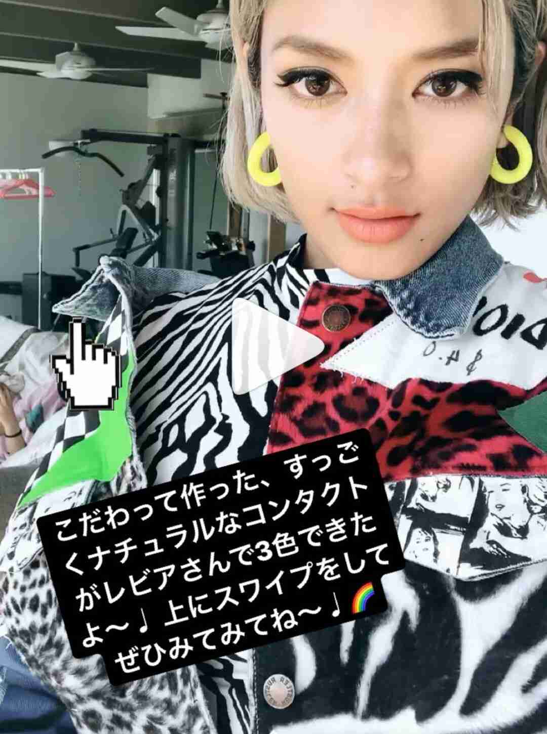 ローラ、黒ジャケットでまとめた姿が大反響「黒猫みたい」「猫ちゃんみたい」