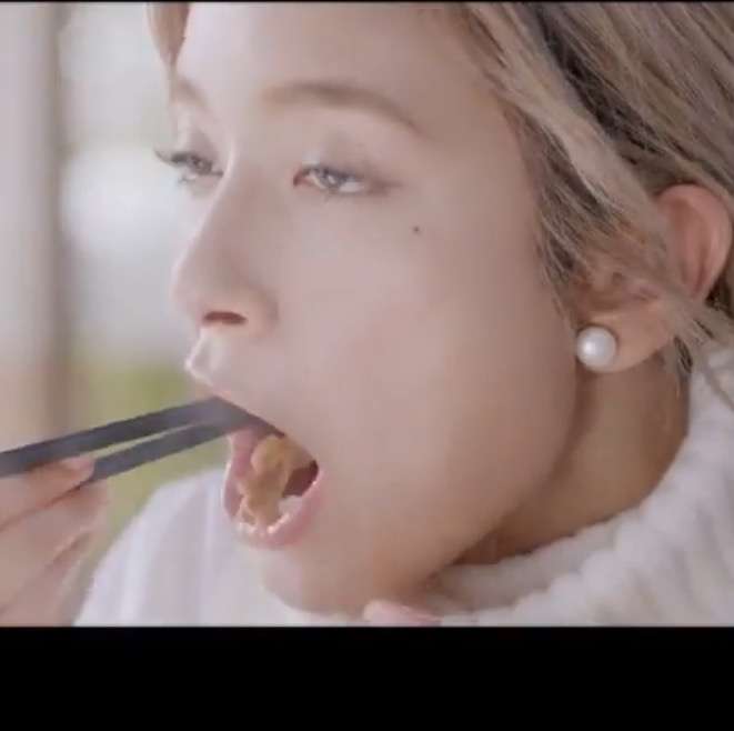 ローラ、黒ジャケットでまとめた姿が大反響「黒猫みたい」「猫ちゃんみたい」