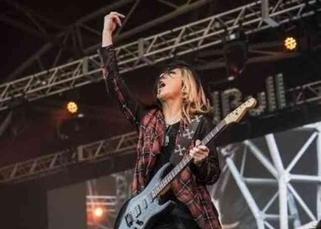 岩堀せり、GLAY・TAKUROと結婚15周年で2ショット…「なんてかっこいいご夫婦」「憧れ」と反響