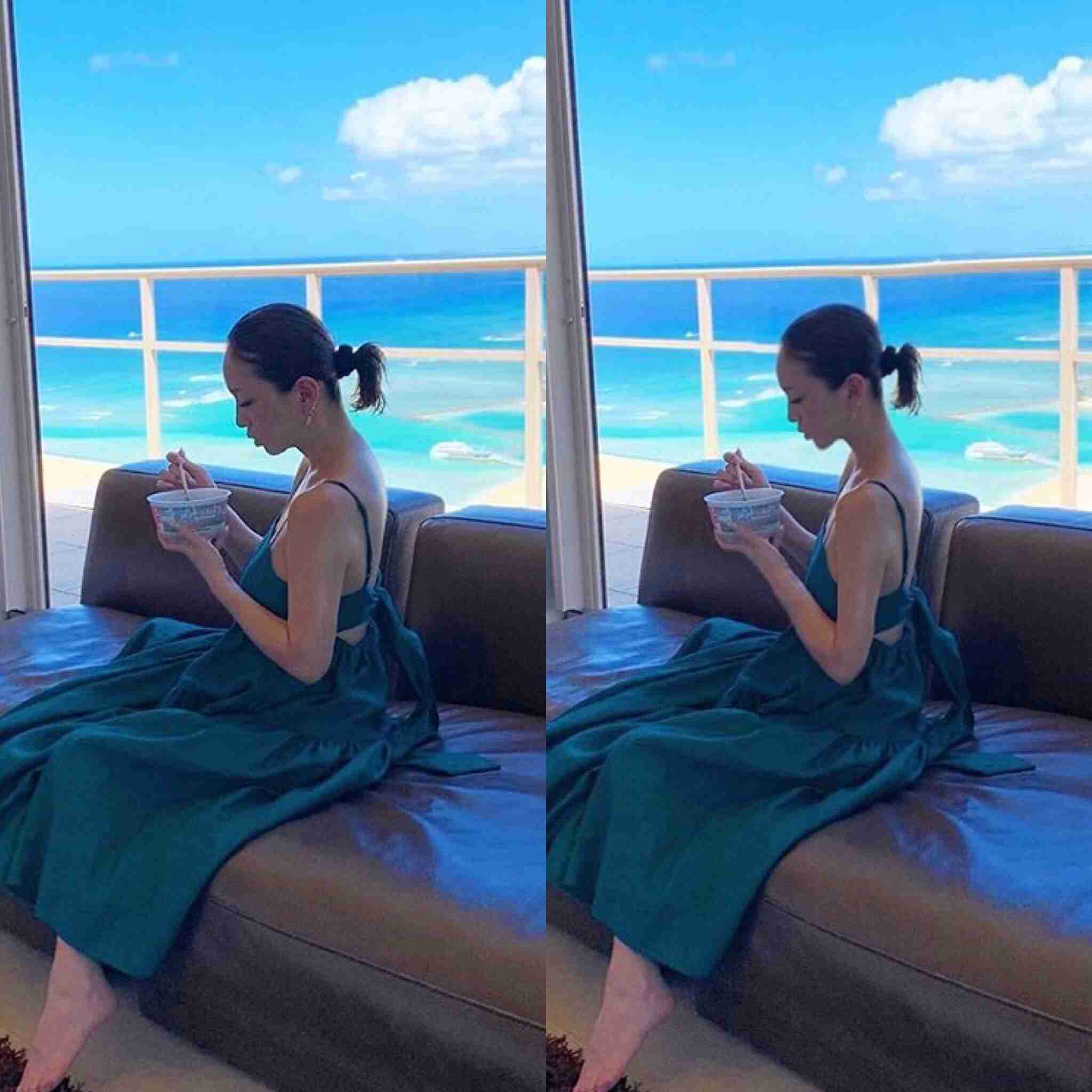 浜崎あゆみ、海外で「どん兵衛」食べるオフショットに反響「親近感わく」「笑った」