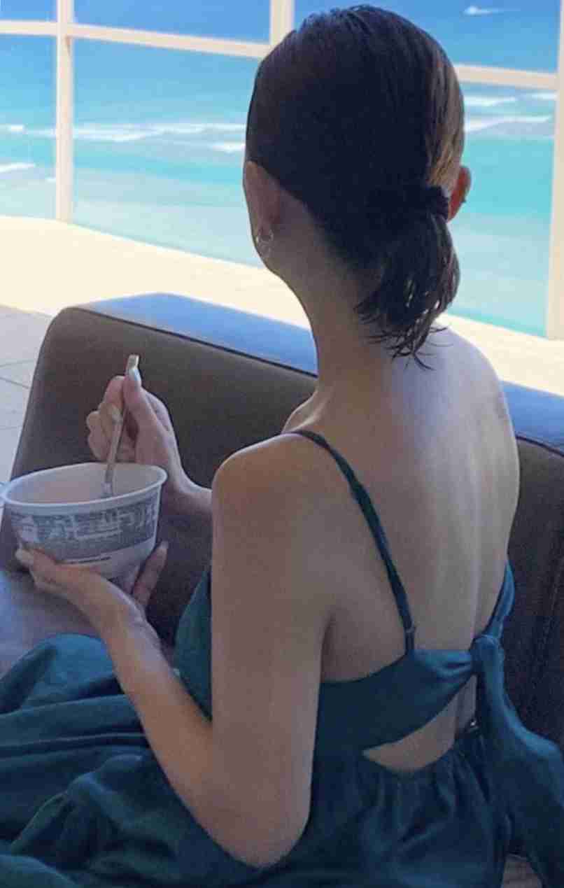 浜崎あゆみ、海外で「どん兵衛」食べるオフショットに反響「親近感わく」「笑った」